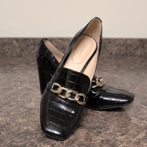 Liz Claiborne Black Croc-Embossed Loafers with Gold Chain Giving Jackie O!